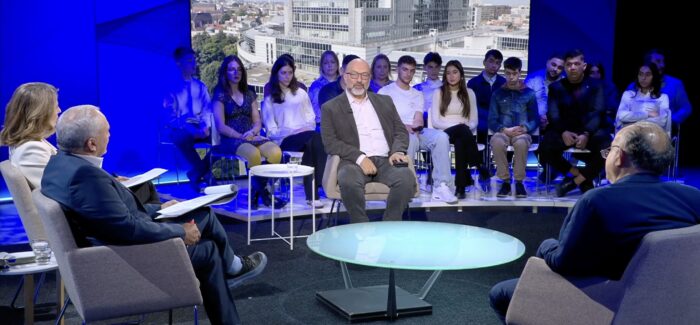 Με πρωτοβουλία του Σάκη Αρναούτογλου, οι φωνές των μαθητών από  την Ιθάκη, τα Τζουμέρκα και τον «Φάρο του Κόσμου» της Θεσσαλονίκης έφτασαν στην καρδιά της Ευρώπης.
